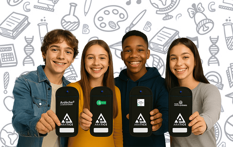 Quatre élèves de collège tenant chacun une pochette anti-ondes Araphone.